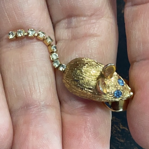 Avon gold tone mouse pin with rhinestone tail and eyes 1.75” - Picture 3 of 8